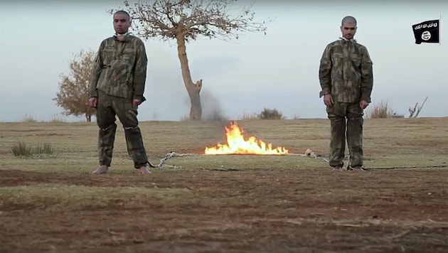 In einem Video ist zu sehen, wie Terroristen zwei türkische Soldaten bei lebendigem Leib verbrennen. (Bild: YouTube.com)