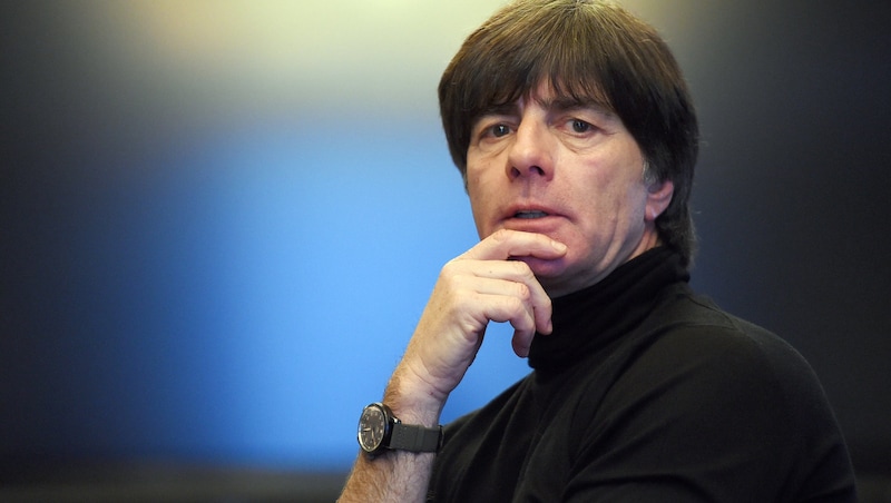 Is Jogi Löw thinking about a job with the "Three Lions"? (Bild: APA/dpa/Maurizio Gambarini)