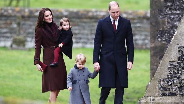 Herzogin Kate und Prinz William mit ihren zuckersüßen Kindern Prinz George und Prinzessin Charlotte (Bild: ASSOCIATED PRESS)