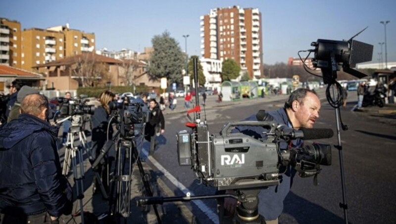 Großer Medienandrang am Ort des Schusswechsels (Bild: APA/AFP/MARCO BERTORELLO)