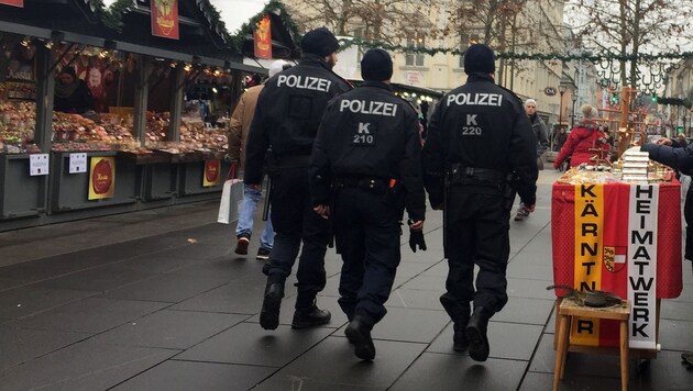 Polizisten der Einsatzeinheit am Klagenfurter Christkindlmarkt. (Bild: Evelyn Hronek)