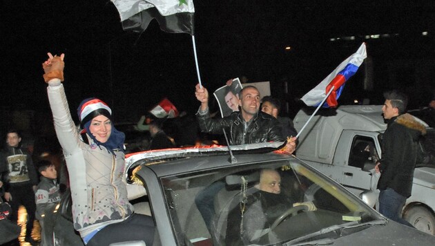 Assad-Anhänger feiern in den Straßen von Aleppo. (Bild: APA/AFP/GEORGE OURFALIAN)