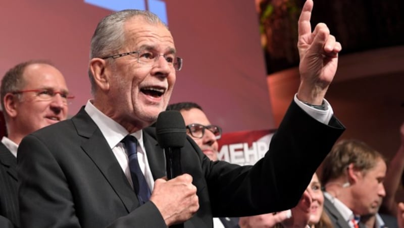 Alexander Van der Bellen zog als erster ehemaliger Grüner in die Hofburg ein. (Bild: APA/ROLAND SCHLAGER)