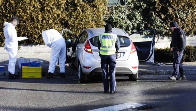 Polizeibeamte bei der Spurensicherung am Fahrzeug des Opfers (Bild: APA/WWW.ZEITUNGSFOTO.AT)