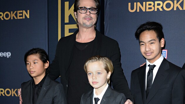 Brad Pitt mit Pax, Shiloh und Maddox (von links) (Bild: AFP)