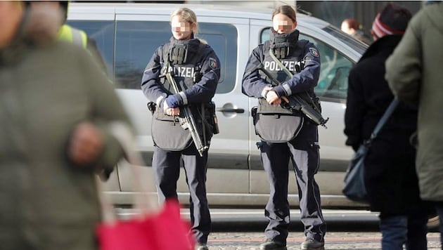 Zwei Polizistinnen bewachten einen Weihnachtsmarkt - aber ohne Magazine in den Maschinenpistolen. (Bild: Twitter.com)