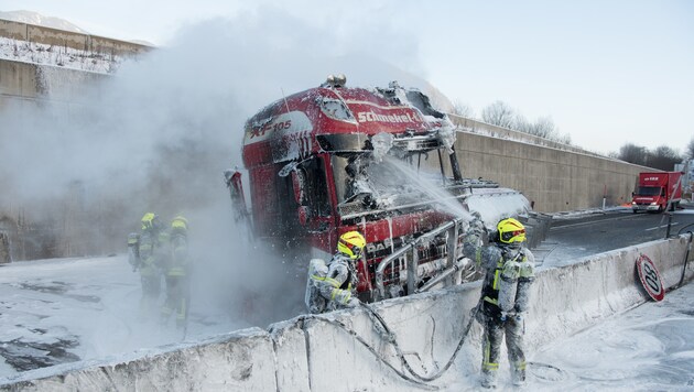 Die Zugmaschine stand in Vollbrand, die Feuerwehr löschte ihn (Bild: FOTOKERSCHI.AT/KERSCHBAUMMAYR)