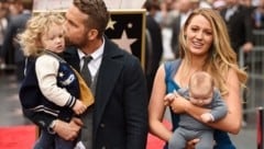 Ryan Reynolds und Blake Lively mit ihren Kindern (Bild: AFP)