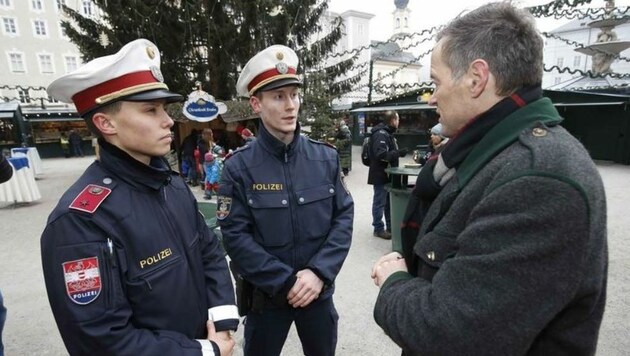 Die Polizei spricht mit Christkindlmarkt-Obmann Wolfgang Haider: Alles für Sicherheit getan. (Bild: Markus Tschepp)