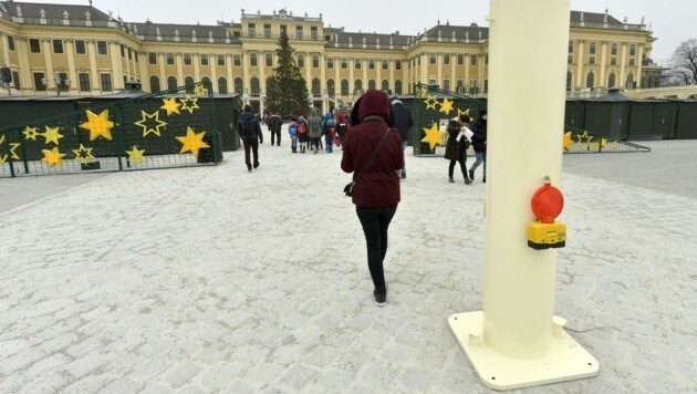 Eine der drei Säulen, die die Zufahrt zum Adventmarkt vor dem Schloss Schönbrunn verhindern sollen (Bild: APA/HERBERT PFARRHOFER)