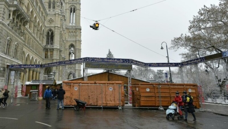 Am Rathausplatz sind keine weiteren Sicherungsmaßnahmen geplant. (Bild: APA/HERBERT NEUBAUER)