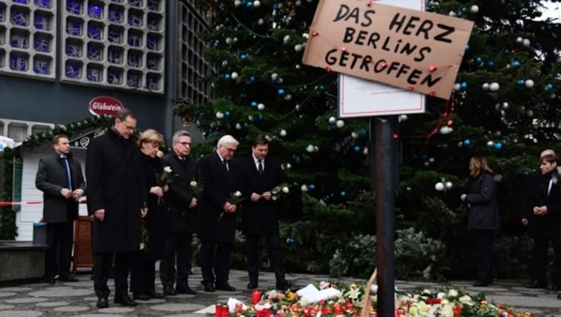 Kanzlerin Angela Merkel legte am Anschlagsort in Berlin im Gedenken an die Opfer Blumen nieder. (Bild: APA/AFP/TOBIAS SCHWARZ)