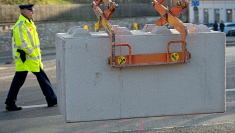 Betonpoller als Barrieren rund um den größten Weihnachtsmarkt in der Innenstadt von Erfurt (Bild: AP)