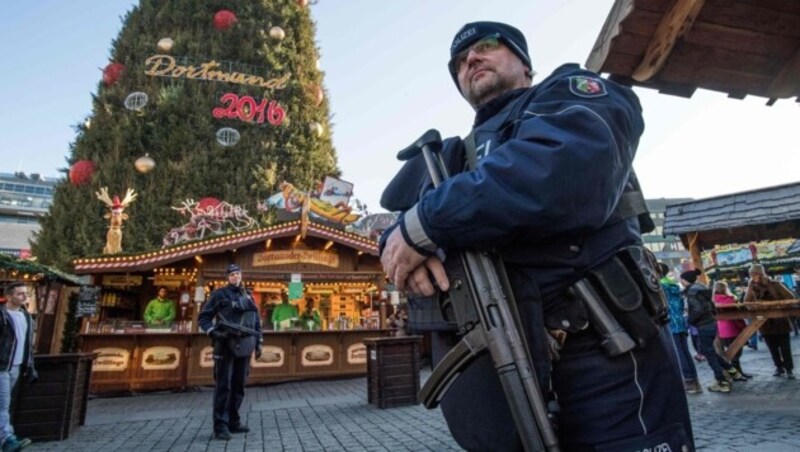 Die deutsche Polizei setzt nach dem Anschlag in Berlin verstärkt auf Maschinenpistolen. (Bild: APA/AFP/dpa/BERND THISSEN)