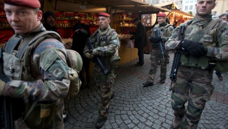 Soldaten patrouillieren am Weihnachtsmarkt in der Straßburger Altstadt. (Bild: AP)