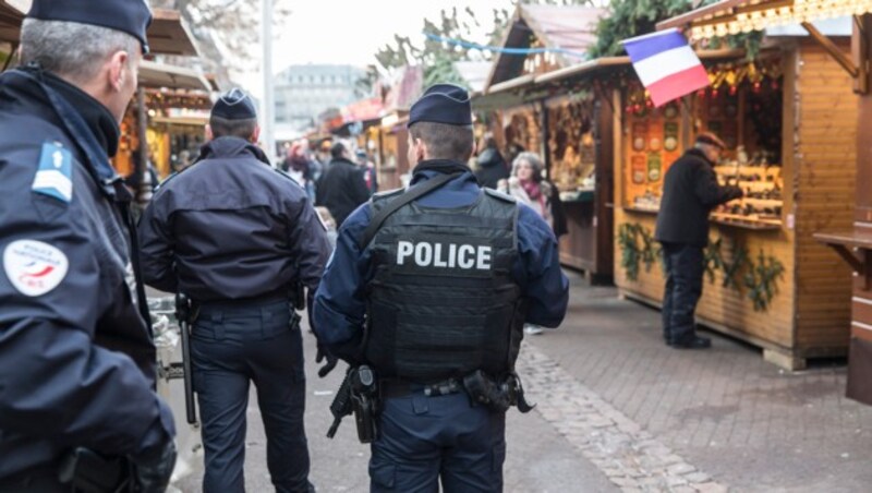 In Straßburg sind neben Soldaten auch verstärkt Polizeistreifen am Weihnachtsmarkt im Einsatz. (Bild: AP)