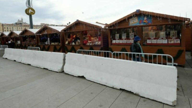 Auch in Marseille sichern Betonpoller die Zufahrtswege zum Weihnachtsmarkt in der Innenstadt. (Bild: APA/AFP/BORIS HORVAT)