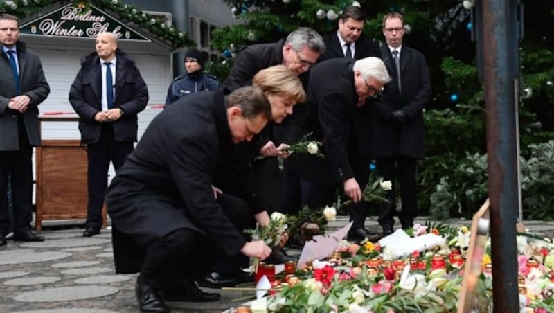 Merkel wurde von Außenminister Steinmeier und Innenminister De Maiziere begleitet. (Bild: APA/AFP/TOBIAS SCHWARZ)