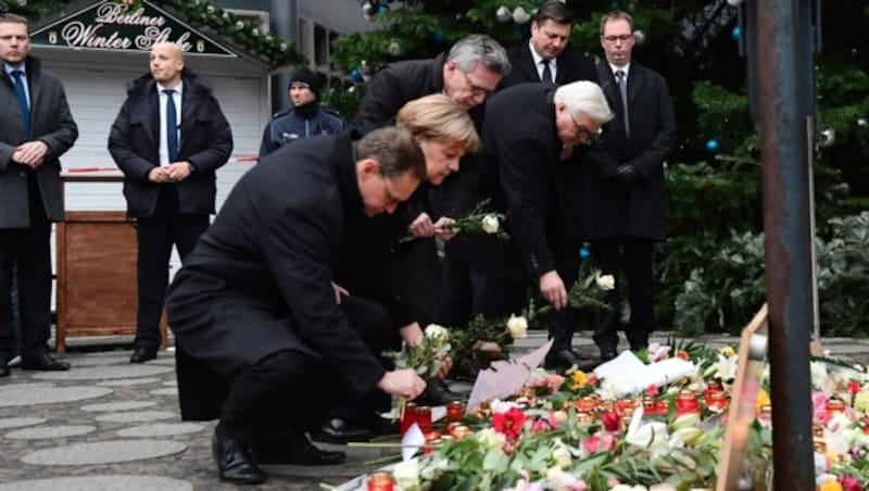 Außenminister Steinmeier und Innenminister De Maiziere besuchten zusammen mit Merkel den Tatort. (Bild: APA/AFP/TOBIAS SCHWARZ)