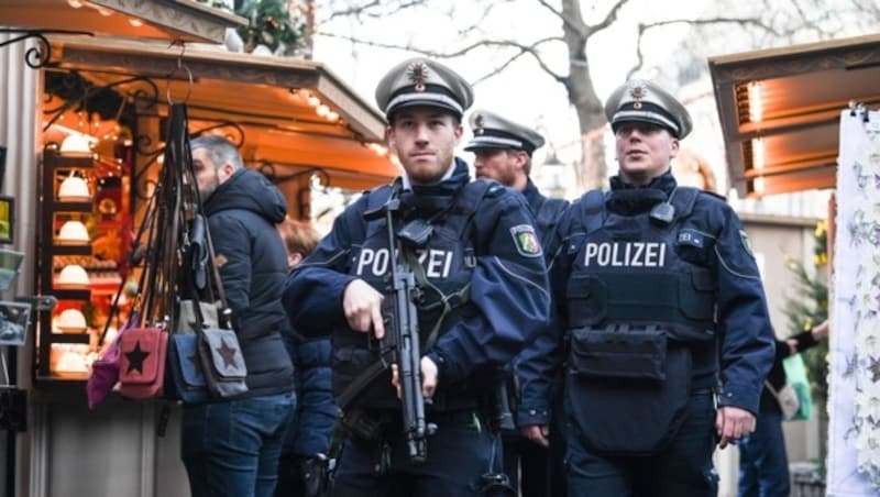 Verstärkte Polizeipräsenz auf dem Weihnachtsmarkt in München (Bild: APA/AFP/dpa/FEDERICO GAMBARINI)