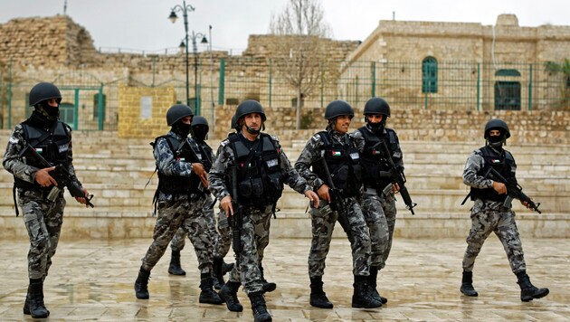 Schwer bewaffnete jordanische Sicherheitskräfte in Karak (Bild: AP)