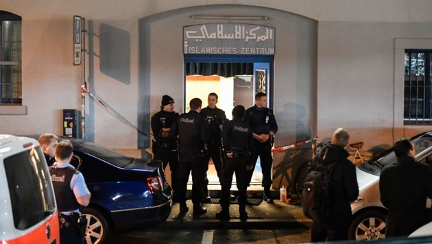 Polizisten nach der Schießerei vor dem Islamischen Kulturzentrum in Zürich (Bild: Associated Press)