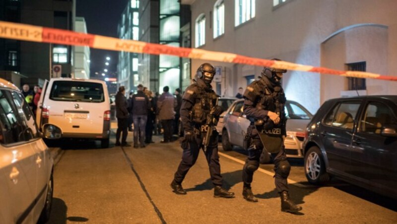 Polizisten im Einsatz nach der Schießerei in Zürich (Bild: Associated Press)