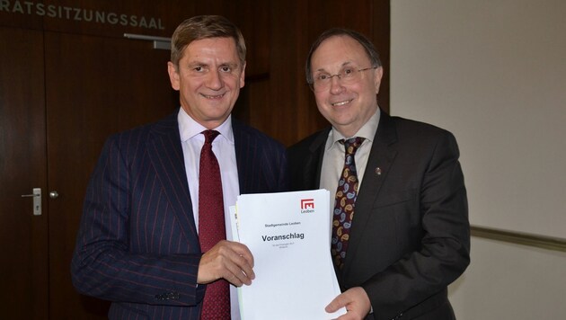 Bürgermeister Kurt Wallner und Finanzstadtrat Willibald Mautner (re.) mit dem Budget-Voranschlag (Bild: Heinz Weeber)
