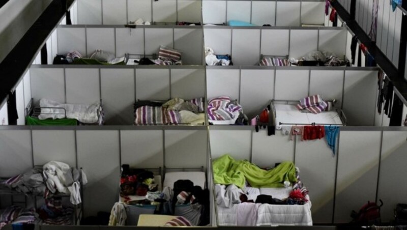 Berlins größte Flüchtlingsunterkunft befindet sich in einem Hangar des Flughafens Tempelhof. (Bild: APA/AFP/TOBIAS SCHWARZ)