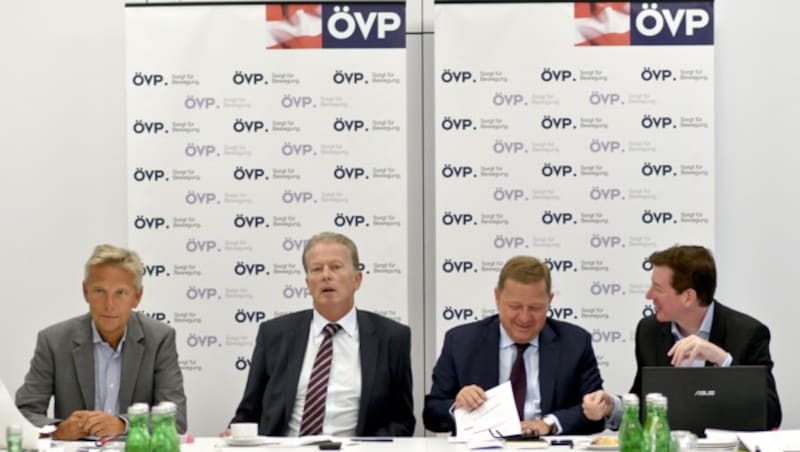 ÖVP-Klubchef Reinhold Lopatka, Mitterlehner, Amon, McDonald (Bild: APA/HERBERT NEUBAUER)