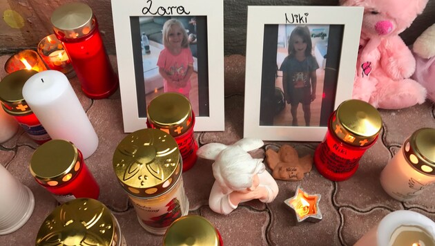 Im Kerzenmeer wurden auch zwei Bilder der kleinen Mädchen aufgestellt. (Bild: zeitungsfoto.at/Daniel Liebl)