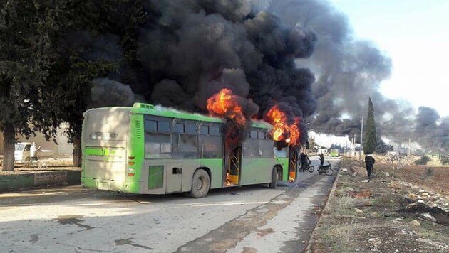 Neben den Blockaden werden nun auch Busse, die Zivilisten in Sicherheit bringen sollen, attackiert. (Bild: twitter.com/Conflict News)
