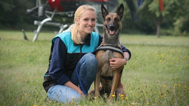 Die Diensthundeführerin Julia Rudlstorfer mit Schäferhündin Cora. (Bild: LPD OÖ)