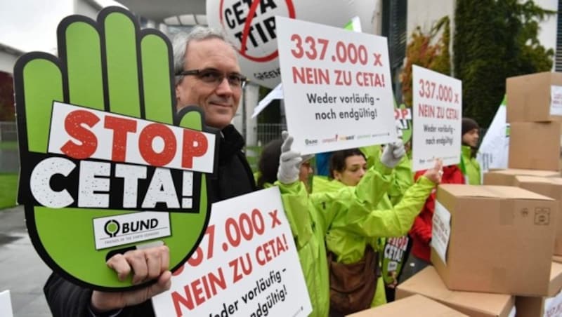 Gegen CETA wurde in vielen Ländern der EU protestiert. (Bild: AFP)