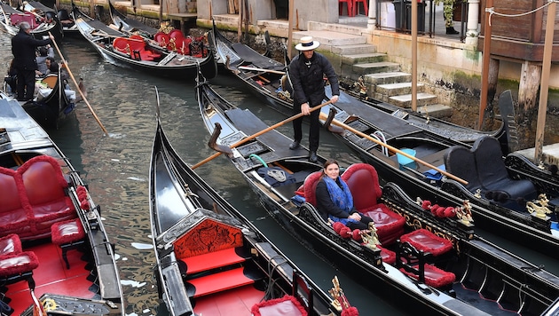 Stau vor dem Canale Grande: Zabine Kapfinger umringt von Gondeln. (Bild: Kerstin Joensson)