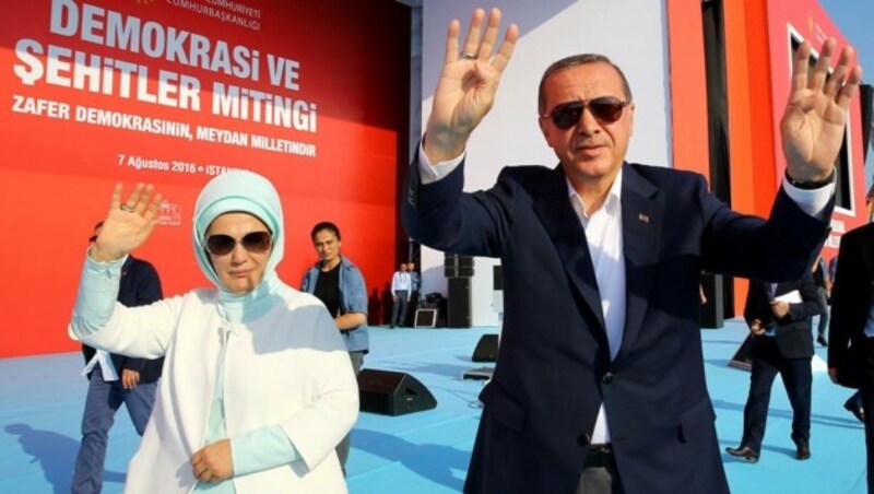 Der türkische Präsident Recep Tayyip Erdogan und seine Ehefrau Emine (Bild: APA/AFP/TURKISH PRESIDENTIAL PRESS OFFIC/ADEM ALTAN)