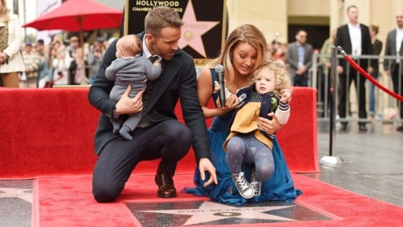 Ryan Reynolds und Blake Lively mit den Kindern (Bild: AFP)