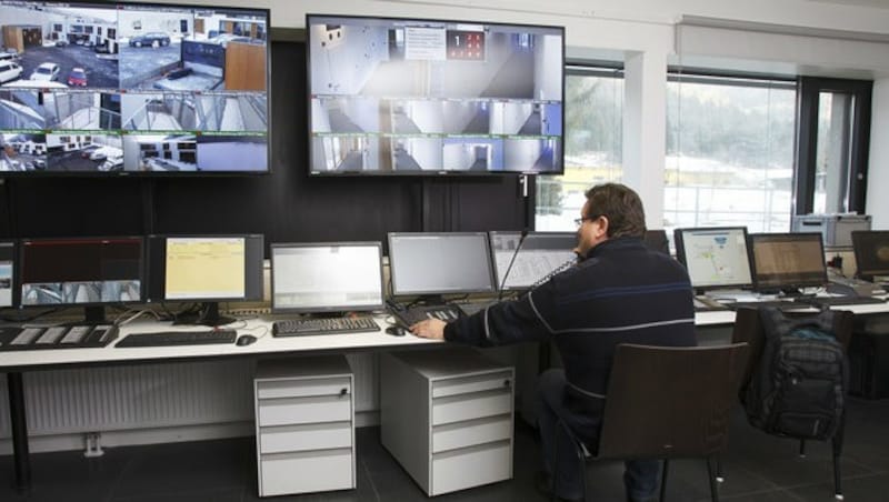 Die Sicherheits- und Überwachungszentrale im Schubhaftzentrum Vordernberg (Bild: APA/ERWIN SCHERIAU)