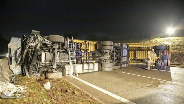 Der umgestürzte Lastwagen blockierte die gesamte Fahrbahn. (Bild: Markus Tschepp)