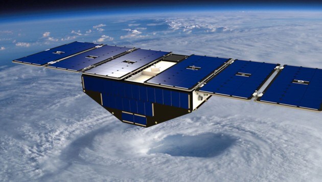 Künstlerische Illustration: Einer der acht CYGNNS-Satelliten über einem Wirbelsturm (Bild: NASA)