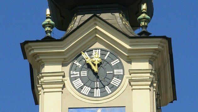 Die Uhr im Landhaus tickt - wegen der Anzeige eines Gemeindeprüfers. (Bild: Werner Pöchinger)