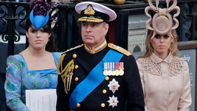 Eugenie, Prinz Andrew & Beatrice (v. li.) (Bild: (c) AP)