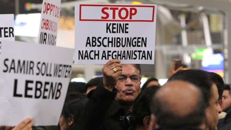 Protest gegen die Sammelabschiebung am Flughafen von Frankfurt (Bild: APA/AFP/DANIEL ROLAND)