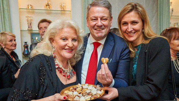 Gastgeberin mit Herz: Marika Lichter mit Minister Andrä Rupprechter und dessen Ehefrau Christine (Bild: Starpix/Alexander TUMA)