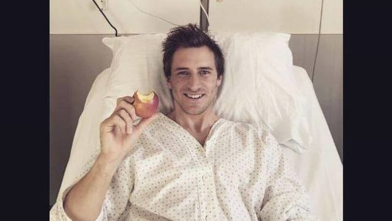 Vor knapp einem Jahr: Matthias Mayer im Krankenbett (Bild: Facebook.com)