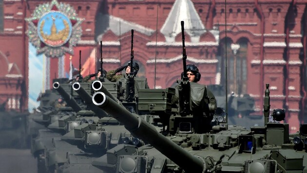 Russische T-90A-Panzer bei der heurigen Militärparade auf dem Roten Platz in Moskau (Bild: APA/AFP/KIRILL KUDRYAVTSEV)