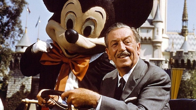 Walt Disney mit Micky Maus im Disneyland (Bild: dpa/Bert Reisfeld)