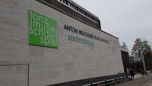 Seit mehr als einem Jahr steht die alte Bruckner-Uni in Linz-Urfahr leer. (Bild: Werner Pöchinger)