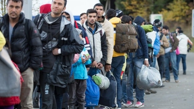Flüchtlinge an der deutschen Grenze (Bild: APA/Sebastian Kahnert)