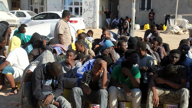 Gestrandete Flüchtlinge in Libyen warten auf eine Überfahrt nach Europa. (Bild: AFP)